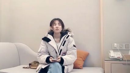 极品探花 约啪靓丽美女模特萌妹，沙发上抠逼调情 帮我口交口硬 压在身下直接猛烈抽插 换着各种姿势爆操冲刺-看片网址:k3k3.tv