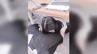 反差婊重磅粉丝定制 极品骚秘书被粉丝在办公室爆操 各种近距离抽插内射，有个小母狗秘书也太爽了吧-看片网址:k3k3.tv海报剧照