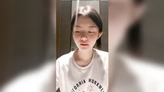 大半夜先洗澡刷牙，再和男友酒店里面白虎蝴蝶逼道具调教，矿泉水洗逼视频-看片网址:k3k3.tv