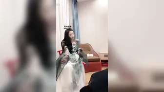亚绮【亚绮】汉服_调教_狗奴才_钻胯_舔脚_圣水