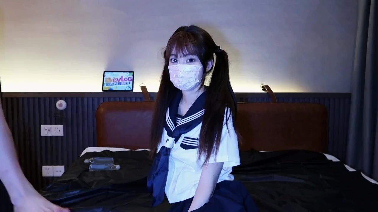 推特网红长腿萝莉美少女【Cola酱】精油性爱_深喉吃鸡深插双马尾粉嫩学生妹（黑棉袜）