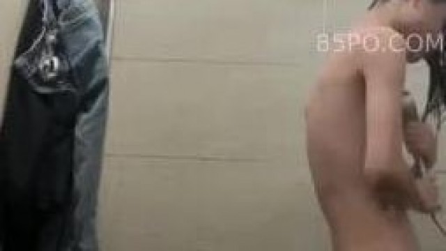  身材苗條、胸部完美的妹妹淋浴 