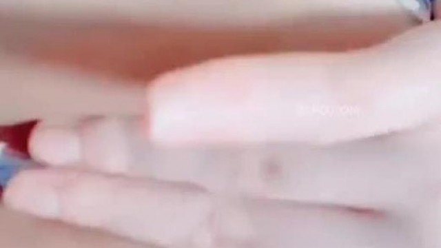  貧乳女孩自慰噴水潮吹 