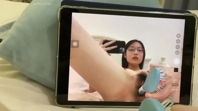  自慰給爸爸看 