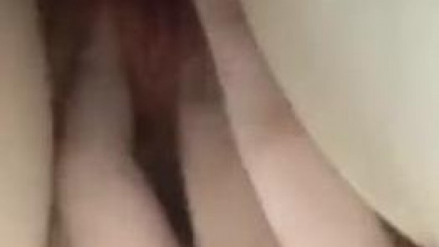  可愛妹子馬桶上露奶自慰 
