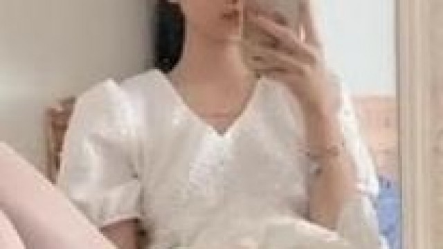 反差白絲美女對鏡揉逼 