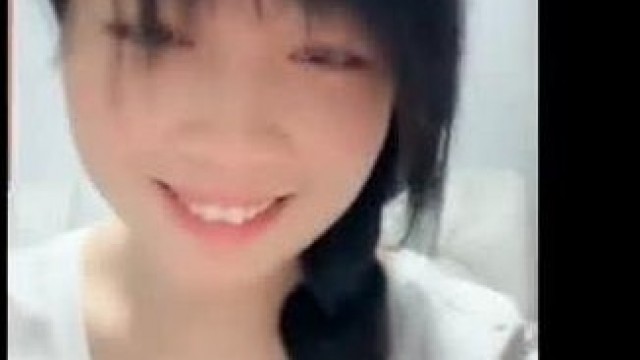  麻花辮清純可愛學妹 奶子堅挺 摳逼自慰 掰穴特寫 