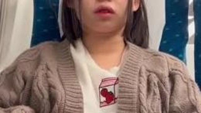      電車でキョロキョロしながら露出＆手突っ込んでオナニー   