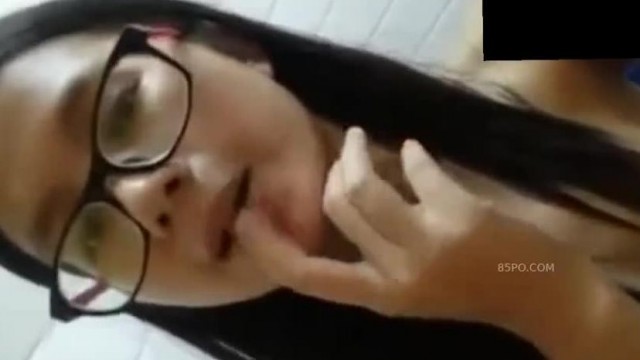      眼鏡妹自拍玩嘴巴   