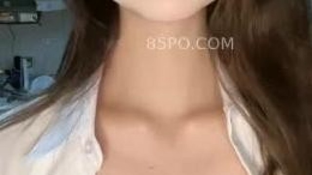  大奶騷貨美女宿舍玩奶 