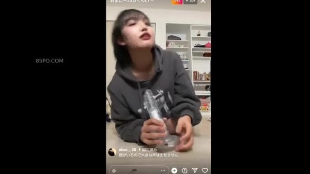      自分の性器をまさぐるahoo   
