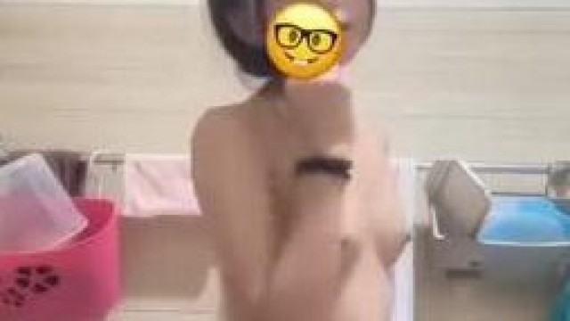  貧乳妹子全裸三振舞 