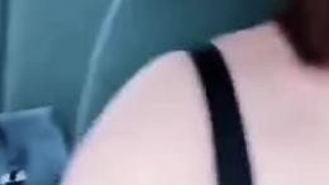  巨乳肉肉騷婦車上發騷 