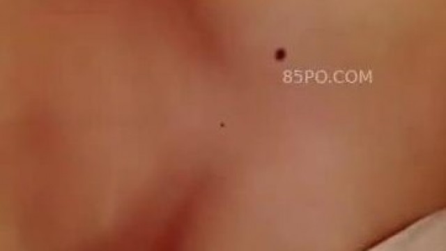  可愛妹子馬桶上抓奶掰逼 