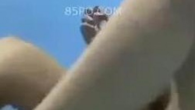  可愛的婊子玩弄她的乳房 