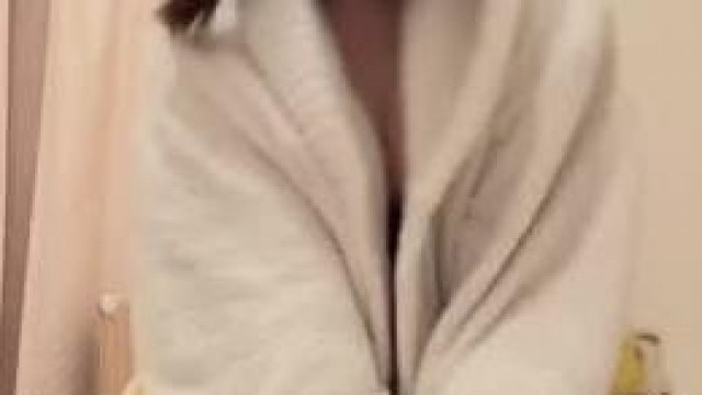  巨乳の女の子がオナニーする 