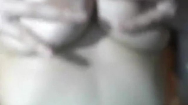 活潑的山雀韓國女孩在凸輪上裸體跳舞