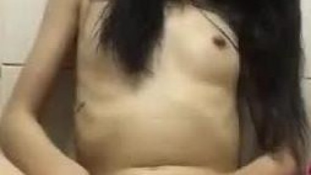 可愛泰國妹妹坐在厠所地闆自慰