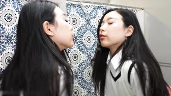 一个性感的亚洲女孩裙子内裤脱到一边撩起裙子坐在淫荡教授的脸上享受被舔_#无套-看片网址:k3k3.tv